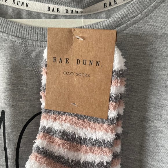 New Rae Dunn Gray Plus Size Mom Life Sweatshirt 3X and Cozy Socks - Picture 7 of 12